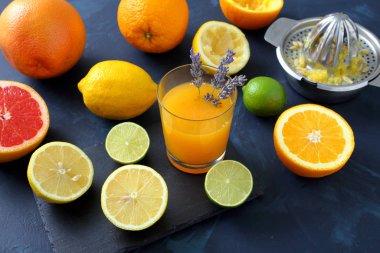 Koyu arkaplanda turunçgil suyu veya meyve suyu.