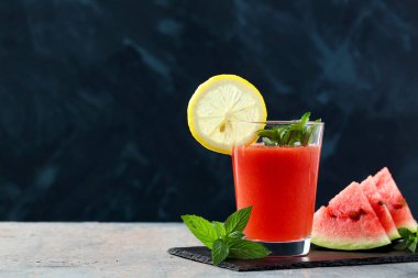 karpuz suyu ya da koyu arkaplanda meyve suyu.