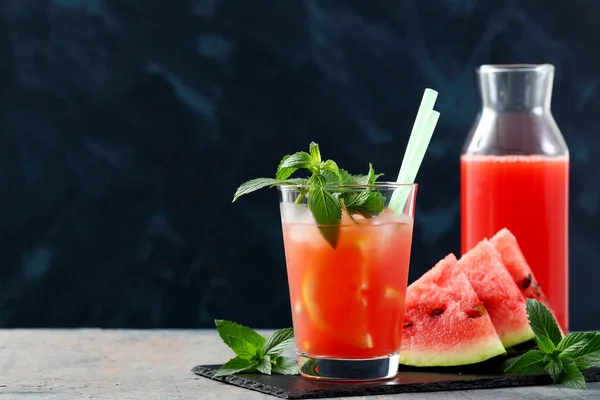 Wassermelonensaft Oder Smoothies Auf Dunklem Hintergrund — Stockfoto