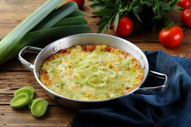 Metal tavada kırsal arka planda pırasalı omlet