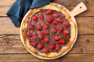 Çilek ve çikolata tatlı pizza 