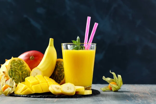 Exotisch Sap Fruit Smoothies Donkere Achtergrond — Stockfoto