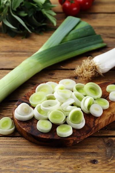 Primo Piano Porro Crudo Sul Tavolo Cucina Rustico — Foto Stock