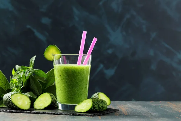 Okurková Máta Šťáva Ovoce Nebo Smoothies Tmavém Pozadí — Stock fotografie