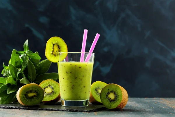 Kiwi Gyümölcslé Vagy Smoothies Sötét Alapon — Stock Fotó