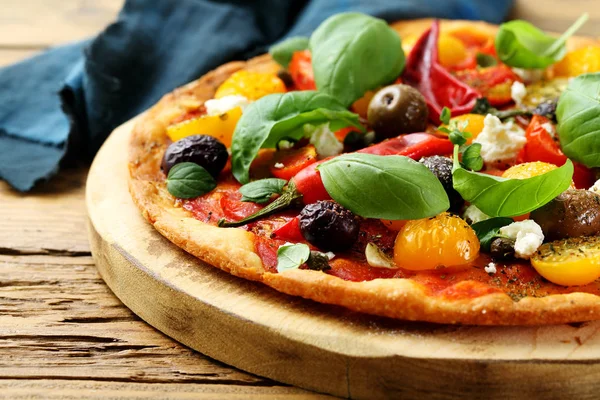 Close Vegetarian Pizza Chopping Board — Stock Photo, Image