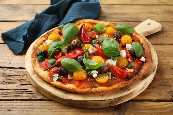 Primo Piano Pizza Vegetariana Sul Tagliere — Foto Stock