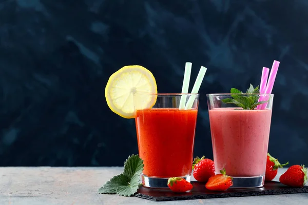 Aardbeiensap Fruit Smoothies Donkere Achtergrond Stockafbeelding