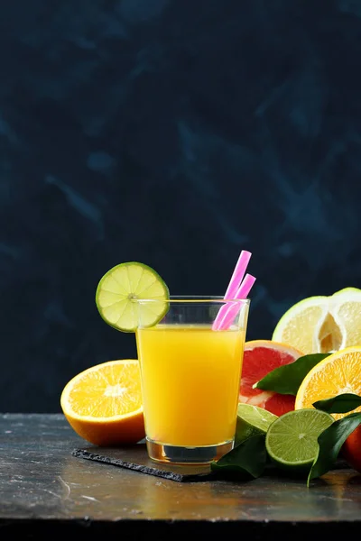 Citruslé Gyümölcs Vagy Smoothies Sötét Alapon — Stock Fotó