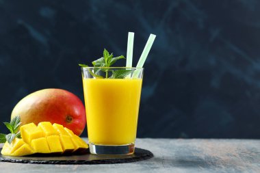 Koyu arkaplanda mango suyu veya smoothie