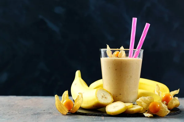 Buah Jus Pisang Atau Smoothie Pada Latar Belakang Gelap — Stok Foto