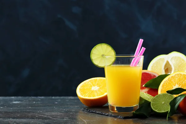 Citruslé Gyümölcs Vagy Smoothies Sötét Alapon — Stock Fotó