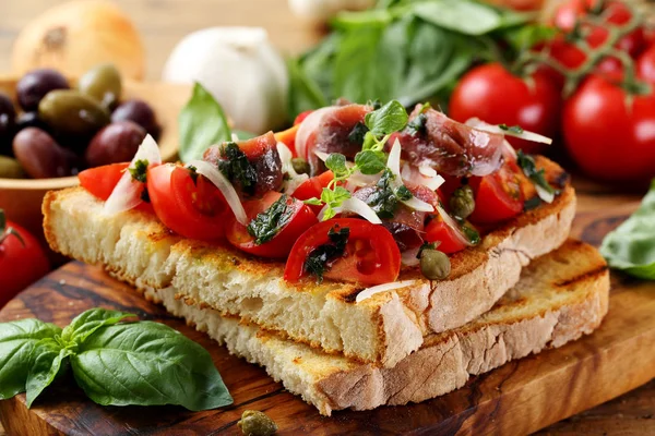 Brottoasts Mit Tomaten Zwiebeln Und Sardellen Mit Gemüse Auf Rustikalem — Stockfoto