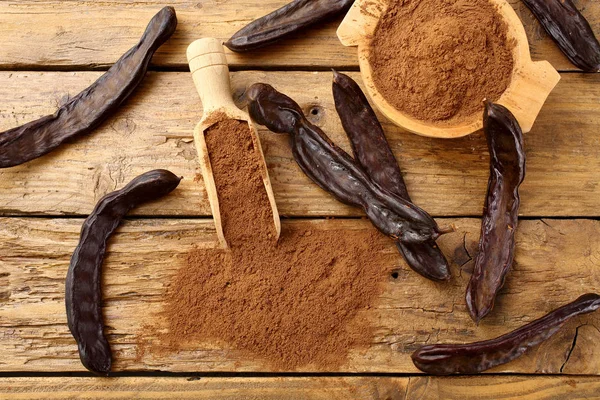 Vainas Algarroba Algarrobo Polvo Sobre Fondo Madera Con Espacio Copia — Foto de Stock