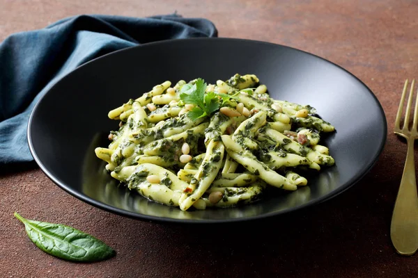 Macarrão Fresco Com Legumes Prato Preto Mesa — Fotografia de Stock