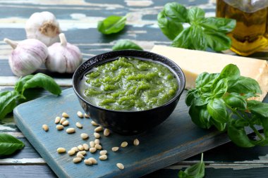 Fesleğen ve parmesan peynirli pesto sosu.