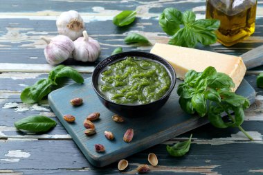 Fesleğen ve parmesan peynirli pesto sosu.