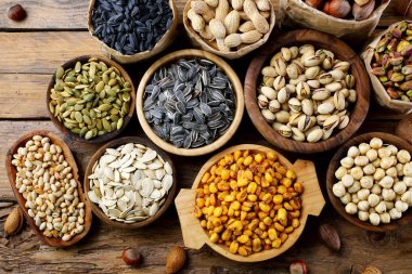 Ahşap masa arkasında tuzlu tohum çeşitleri