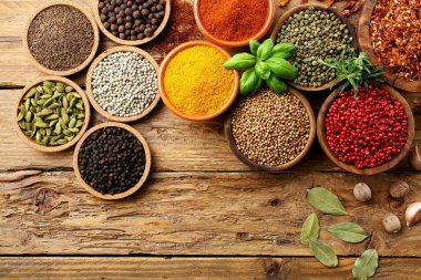 Kırsal masa arkaplanındaki baharatlar