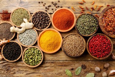 Kırsal masa arkaplanındaki baharatlar