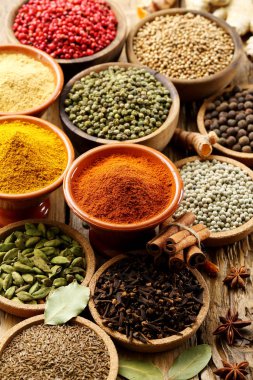 Kırsal masa arkaplanındaki baharatlar