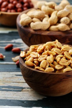 yeşil masa arkasında fındık ve tatlı fındık