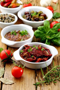 Akdeniz yemekleri tapas kurutulmuş domatesler ançüezli zeytinler rustik arka plan