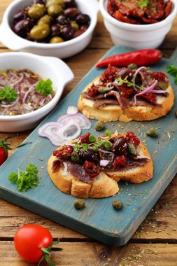 Akdeniz yemekleri tapas kurutulmuş domatesler ançüezli zeytinler rustik arka plan