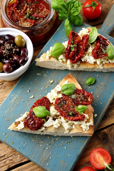 地中海料理タパスピザ乾燥トマトオリーブアンチョビ素朴な背景 — ストック写真