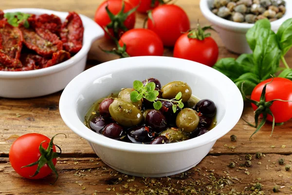 Mediterrane Küche Tapas Oliven Rustikaler Hintergrund Stockfoto