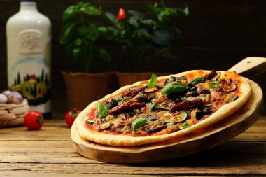 Ev yapımı sebze arkaplanlı pizza.