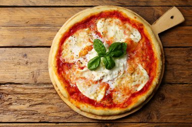Ev yapımı pizza domates ve peynirli mozzarella rustik arka plan.
