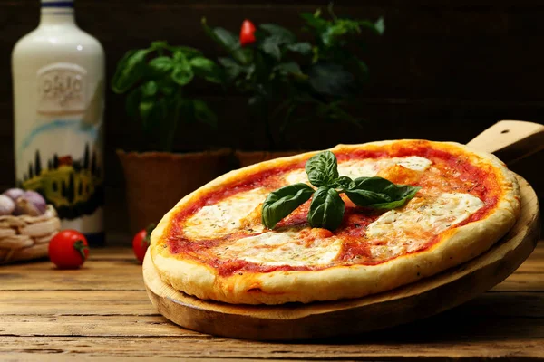 Hausgemachte Pizza Tomate Und Bufala Käse Mozzarella Rustikalen Hintergrund — Stockfoto