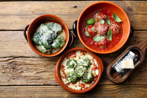 Pastas Italianas Quesos Tradicionales Ñoquis Espinacas Cuenco Cerámica Fondo Rústico — Foto de Stock