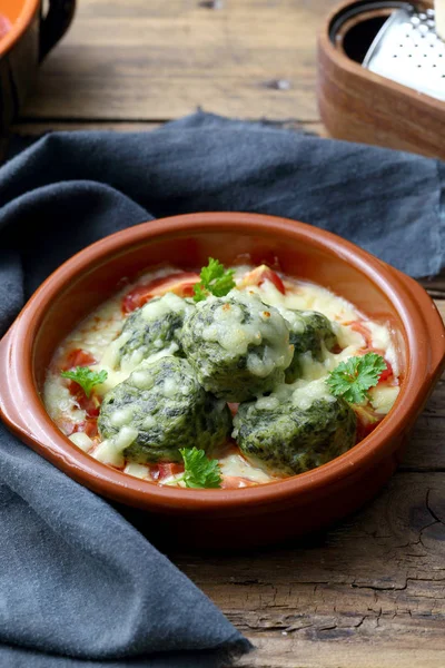 Italiensk Pasta Traditionell Gnocchi Ost Och Spenat Keramiska Skål Rustik — Stockfoto