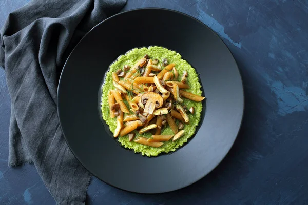 Leckere Pasta Mit Verschiedenen Zutaten Auf Dunklem Teller — Stockfoto