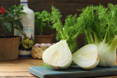 Mutfak masasının arka planında taze rezene