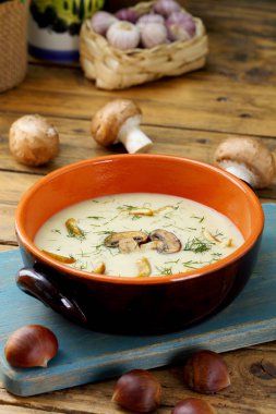 Seramik kasede mantar ve kestane kremalı çorba