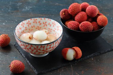 Koyu arkaplanda litchi meyvesi