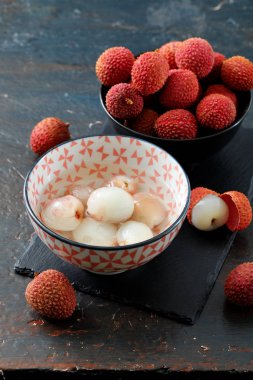 Koyu arkaplanda litchi meyvesi