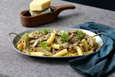 Enginarlı İtalyan makarnası.