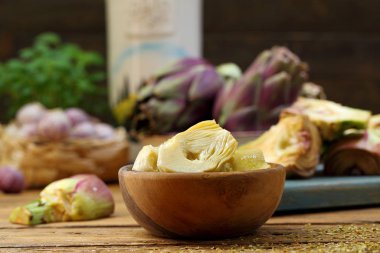 Enginarlar kırsal mutfak masasını yemeye hazır.