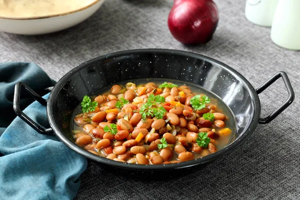 野菜と肉をテーブルの上に乗せた豆の器 — ストック写真
