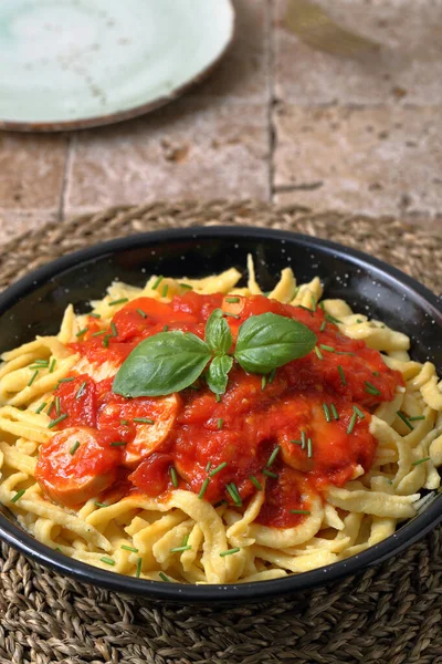 Vista Cerca Pasta Italiana Plato Negro Con Verduras Salsa Tomate —  Fotos de Stock