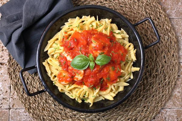 Vista Cerca Pasta Italiana Plato Negro Con Verduras Salsa Tomate —  Fotos de Stock