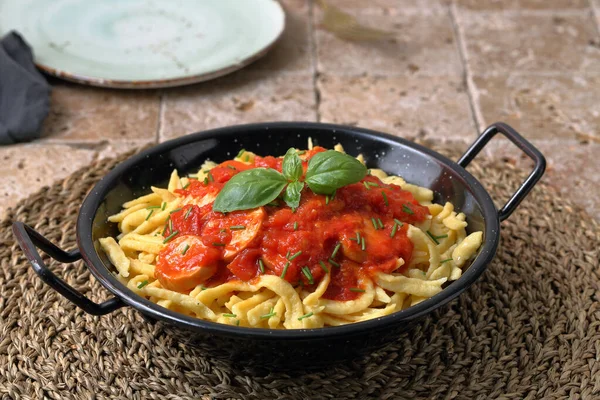 トマトソースの野菜と黒プレートでイタリアのパスタの近景 — ストック写真