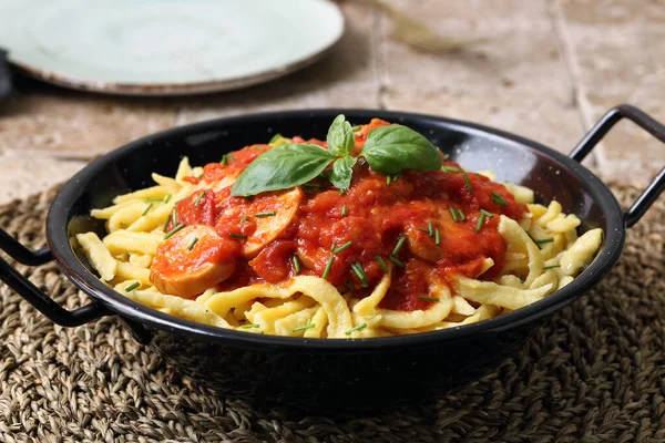 Närbild Italiensk Pasta Svart Tallrik Med Grönsaker Tomatsås — Stockfoto