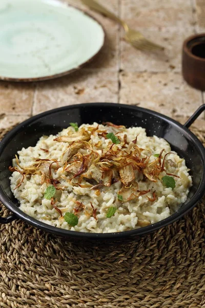 Weißer Reis Mit Fleisch Und Getrockneten Pilzen Keramischer Schwarzer Platte — Stockfoto