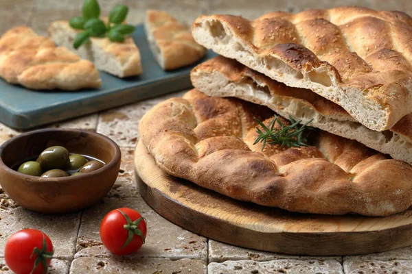 Orijinal Talyan Buğday Tortilla Focaccia Taş Masa Zemininde Ahşap Tahta — Stok fotoğraf