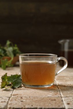 Kırsal taş masada ısırgan otu çayı.